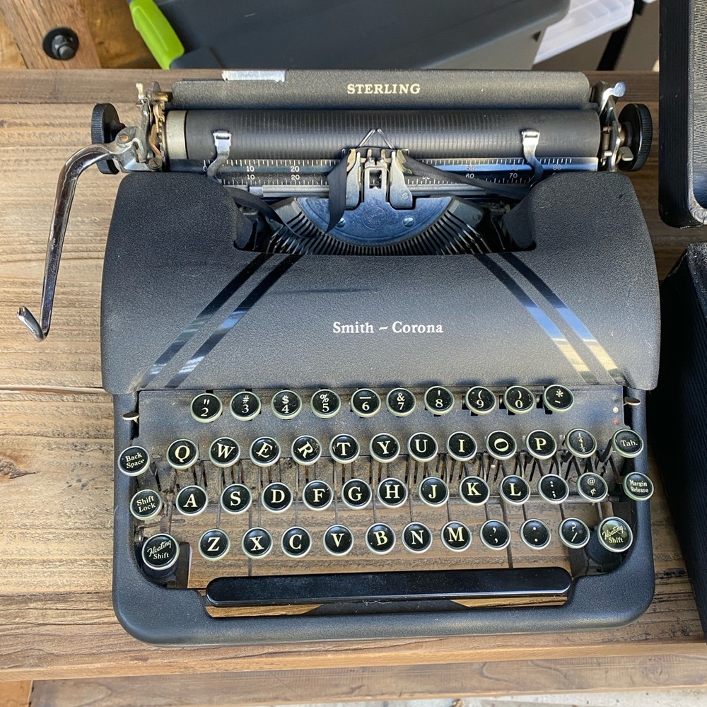 Smith-Corona Sterling Black Typewriter in Original Hard Case - Picture 7 of 8